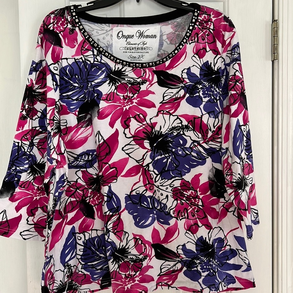 Designer Woman’s Top.NWT.Sz-2X.